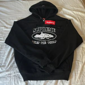 Svart supreme•corteiz hoddie  - Säljer en svart supreme•corteiz hoddie. Säljer den efter som jag växte ur den. Mycket bra skick inga fläckar eller skador på hoddien. Den släpptes vinter 2023. storlek M. Skriv om ni är intresserade kan disskutera pris