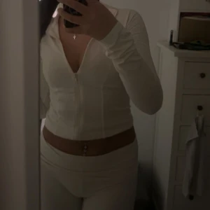 Soft touch Gina tricot - Gina tricots soft touch set i färgen tofu, använt 2 ggr, för stor för mig, hela setet för 700kr