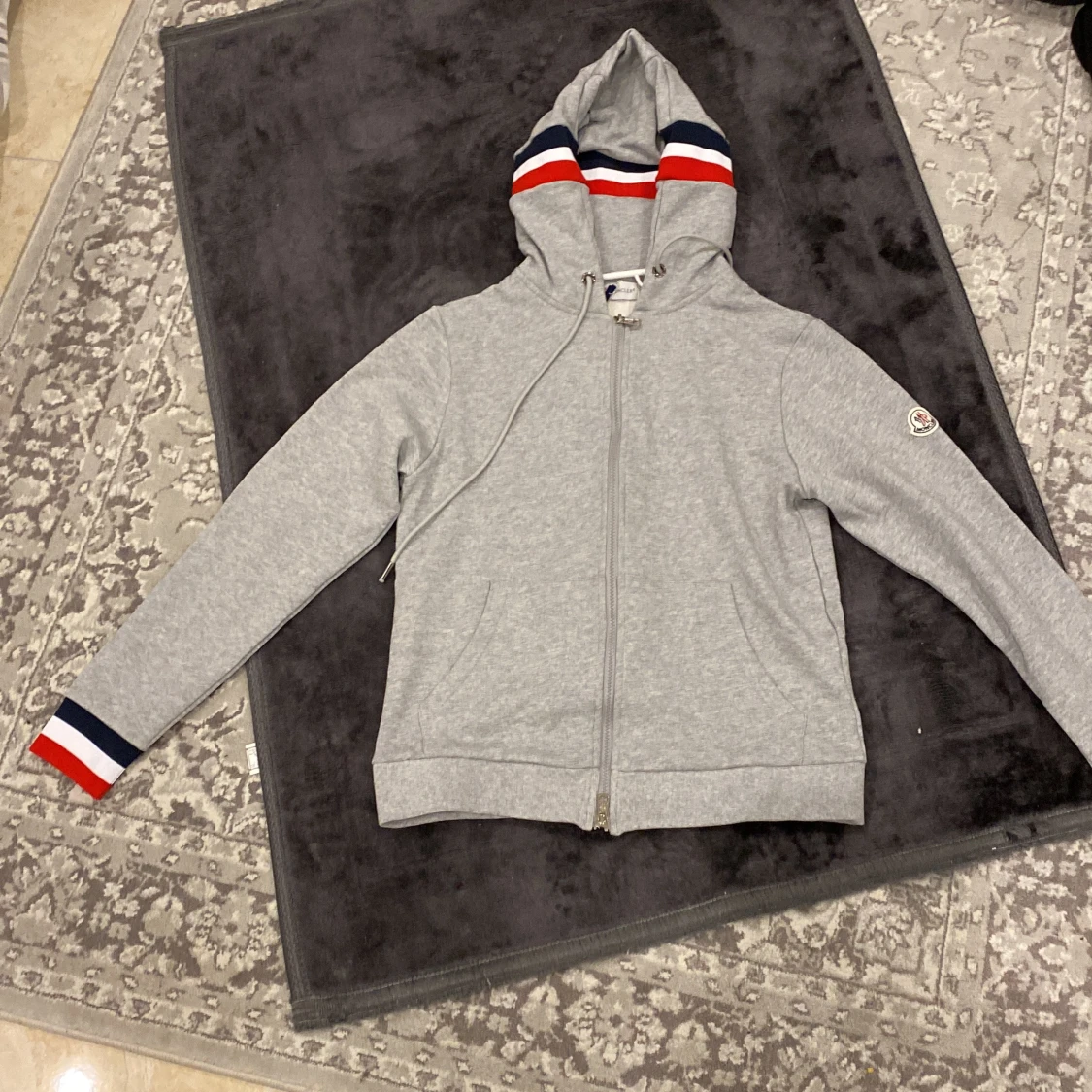 Grå hoodie från Moncler