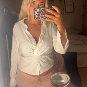 Vit skjorta/blus  - Super söt skjorta/blus ifrån Gina Tricot i storlek XS. Säljer då den inte kommer till använding🙌🏼