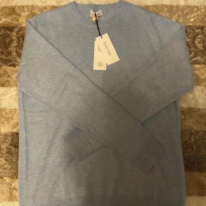 Ljusblå kashmirtröja från Davida - Säljer en supermjuk och lyxig ljusblå kashmirtröja från Davida. Perfekt för kyliga dagar med sin långärmade design och ribbade muddar. Helt ny med taggar kvar, så den är i perfekt skick. En stilren och tidlös tröja som passar till allt! 💙storlek L Nypris 2000kr