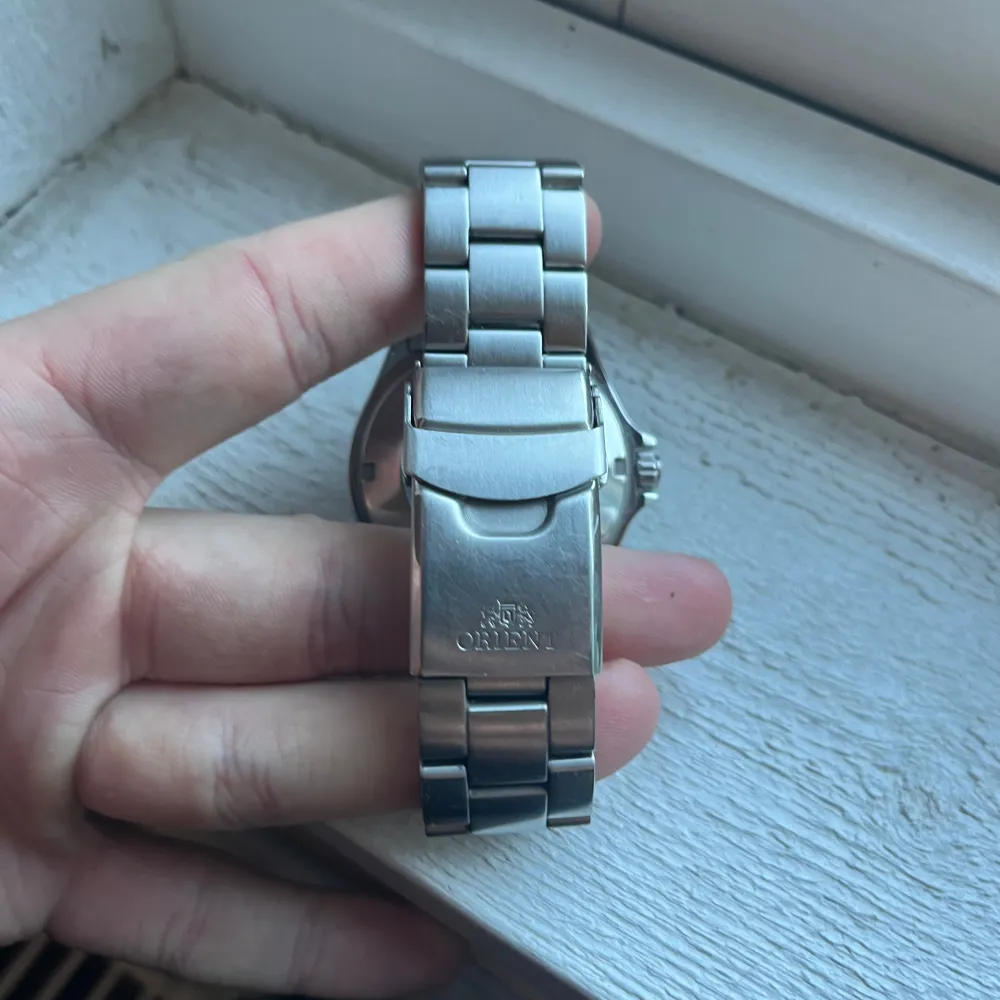 Säljer en snygg Orient klocka i mycket bra skick. Den har en blå urtavla med datumvisning. Armbandet är i rostfritt stål. Urtavlan är automatiskt vilket innebär att den inte har något batteri utan drivs av energin på handleden. Klockan är vattentät och verktyg och extra delar till armbandet kommer med för att ändra storlek . Accessoarer.