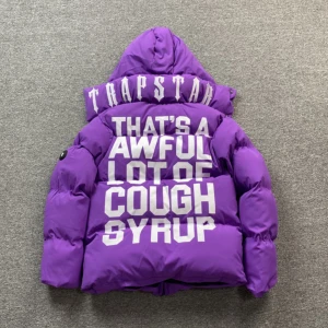 TRAPSTAR X TALOCS - Säljer en fet oanvänd lila pufferjacka från Trapstar med texten 'THAT'S A AWFUL LOT OF COUGH SYRUP' på ryggen 🥤. Jackan har en stor huva och dragkedja framtill. Perfekt för att hålla sig varm och stilig under kalla dagar. Den är i mycket bra skick och sitter perfekt 🤩 