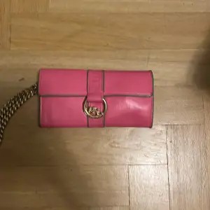 Säljer en superfin rosa plånbok från juicy couture! Pris kan diskuteras💕