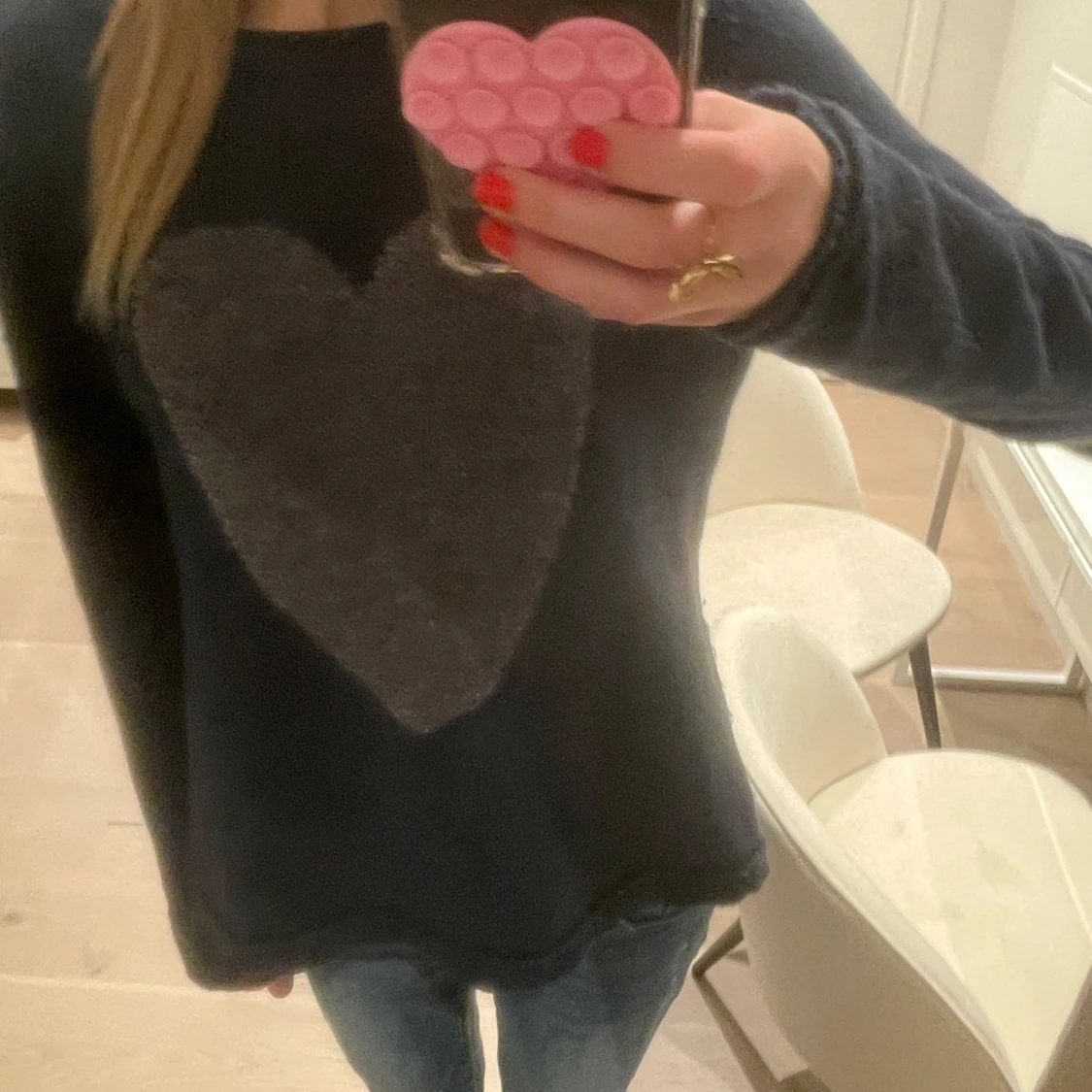 Mörkblå tröja med hjärtmönster