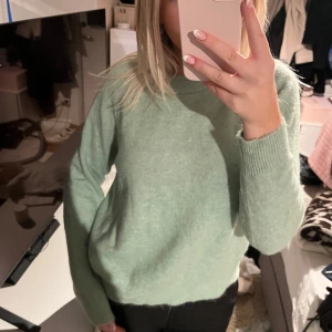Ljusgrön stickad tröja - Mysig ljusgrön stickad tröja från Zara i mycket bra skick. Perfekt nu till höst och vinter. Använd väldigt få gånger!!❤️