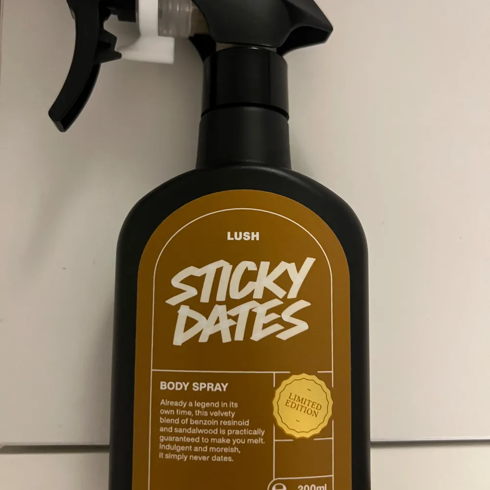 Limited edition body spray från Lush med en rik och krämig doft av benzoinresinoid och sandelträ. Flaskan är svart med en praktisk sprayfunktion och rymmer 200 ml. Perfekt för dig som vill ha en söt och varm doft som håller hela dagen. Endast testad.. Perfume.