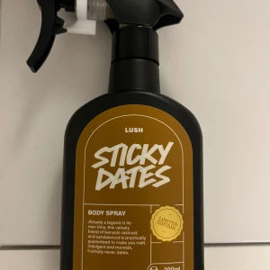 Sticky Dates Body Spray från Lush - Limited edition body spray från Lush med en rik och krämig doft av benzoinresinoid och sandelträ. Flaskan är svart med en praktisk sprayfunktion och rymmer 200 ml. Perfekt för dig som vill ha en söt och varm doft som håller hela dagen. Endast testad.