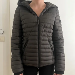 Fitted jacka - Jättesnygg fitted allväders jacka inköpt från zalando, märke navahoo. Nyskick och nästan oanvänd. Ny pris 899kr. Skriv om frågor💕