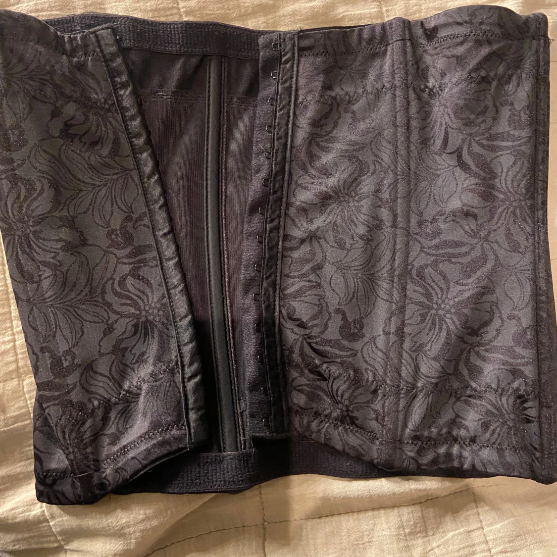 Svart korsett från Maidenform - 92