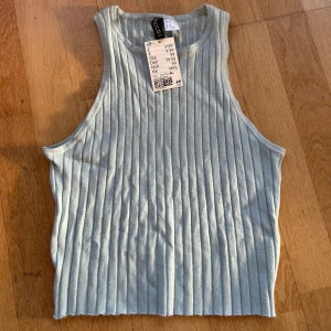 Ljusblå ribbad linnetopp från H&M - Säljer en superfin ljusblå ribbad linnetopp från H&M. Supermjukt material. Toppen är ärmlös och har en skön passform. Ny med tagg kvar! 🩵