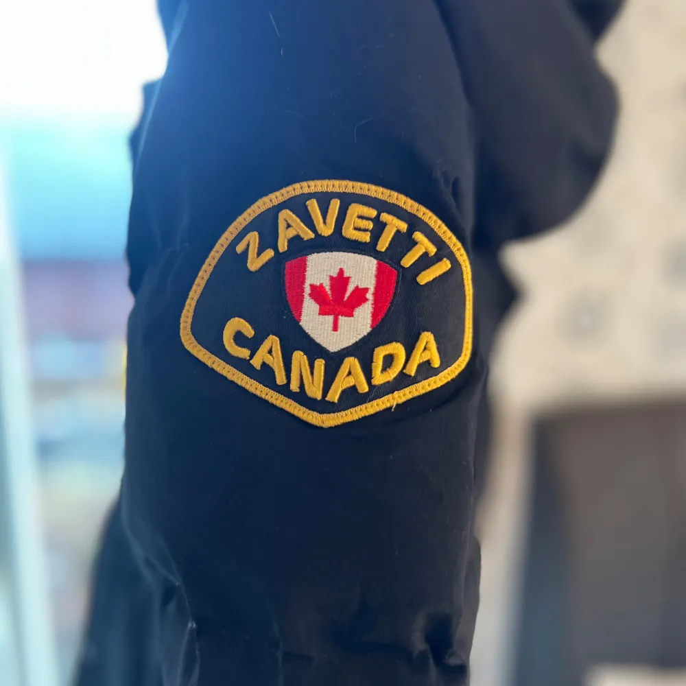 Säljer en svart dunjacka från Zavetti Canada i mycket bra skick. Den är perfekt för kalla vinterdagar och har en snygg patch på ärmen. Insidan är quiltad för extra värme. Passar både till vardags och mer uppklädda tillfällen.. Jackor.