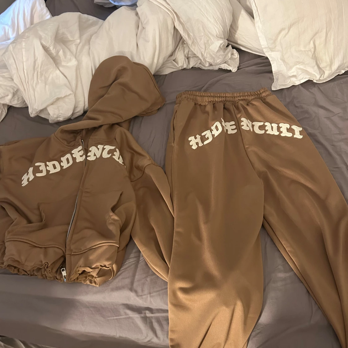 Brun hoodie med dragkedja från Hidden Cult - 90