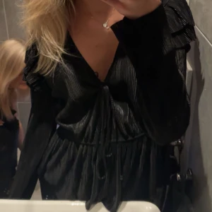 Svart långärmad blus med volanger  - Super fin och unik blus från Zara. Kommer tyvärr inte till användning då den är för stor för mig, och har endast används en gång. 