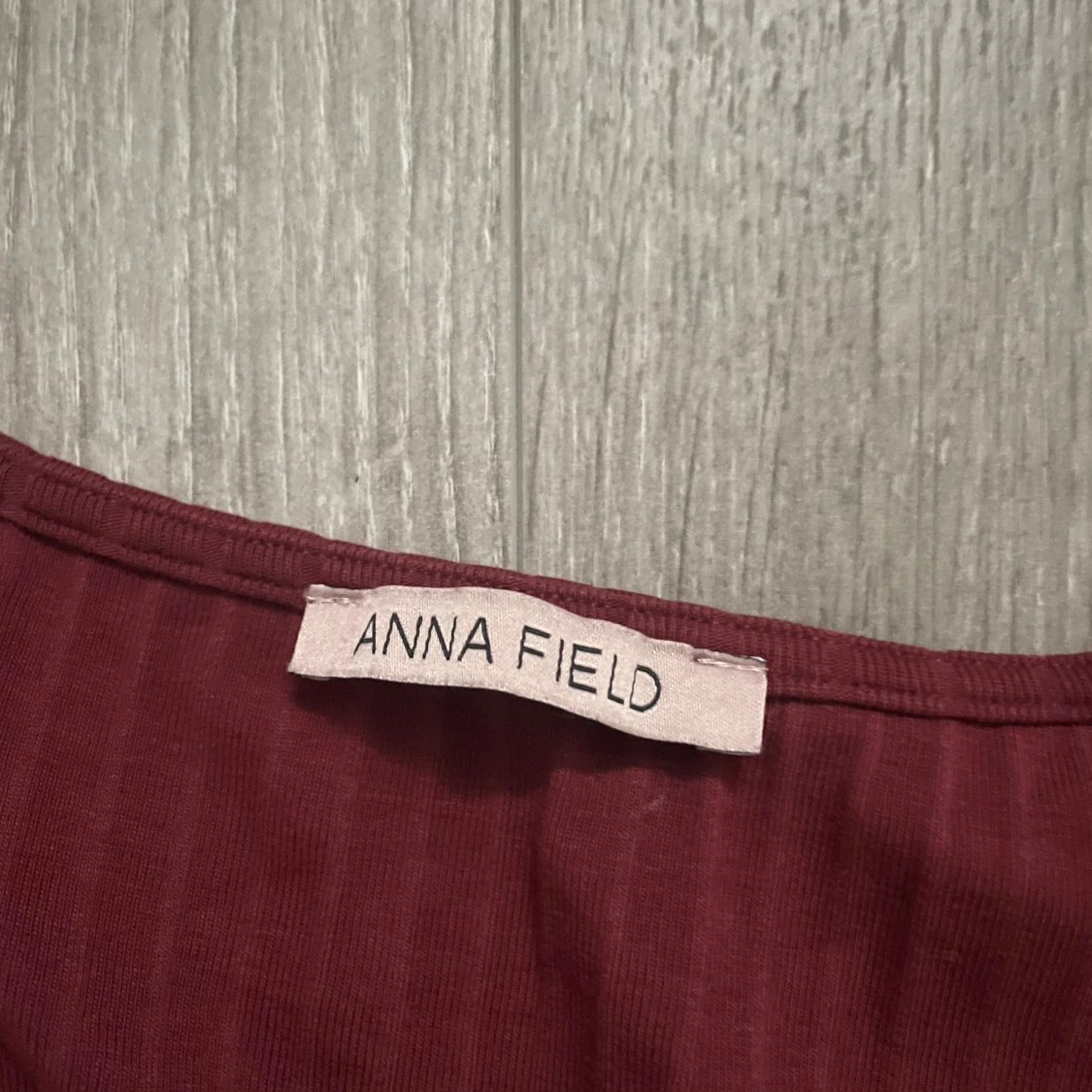 Vinröd ribbad topp från Anna Field - 90