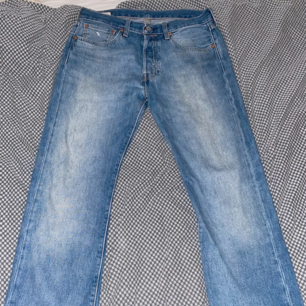 Säljer ett par klassiska Levi's 501 jeans i ljusblå denim. De har en straight passform och är i mycket bra skick. Storlek W32 L30.. Jeans & Byxor.