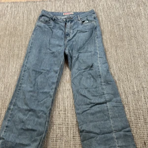Blå jeans från Milan - Säljer ett par klassiska blå jeans från Milan i storlek 32. De är baggy och är perfekta för vardagsbruk. Jeansen har en traditionell femficksdesign och stängs med dragkedja och knapp. Perfekta för både höst och vår!