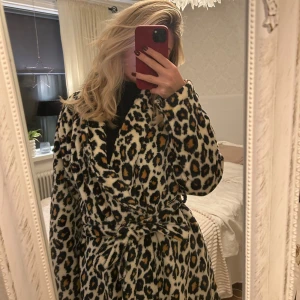 Leopardmönstrad morgonrock  - Säljer min leopardmönstrade morgonrock i mycket bra skick, använd max 2 gånger. Perfekt nu till vintern. Så så skön!🐆✨
