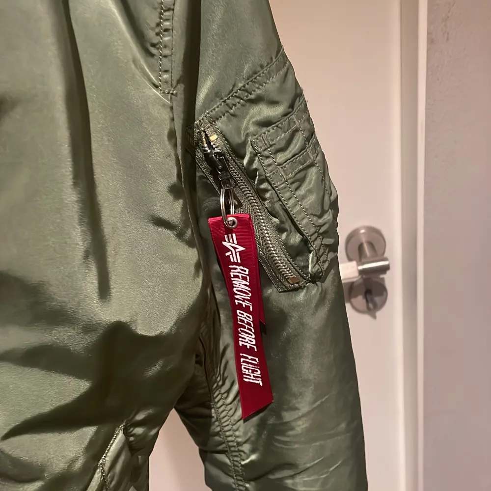 Säljer denna jackan från Alpha industries. Knappt använd! Ny pris 1699, mitt pris 199. Storlek XS. Takit.