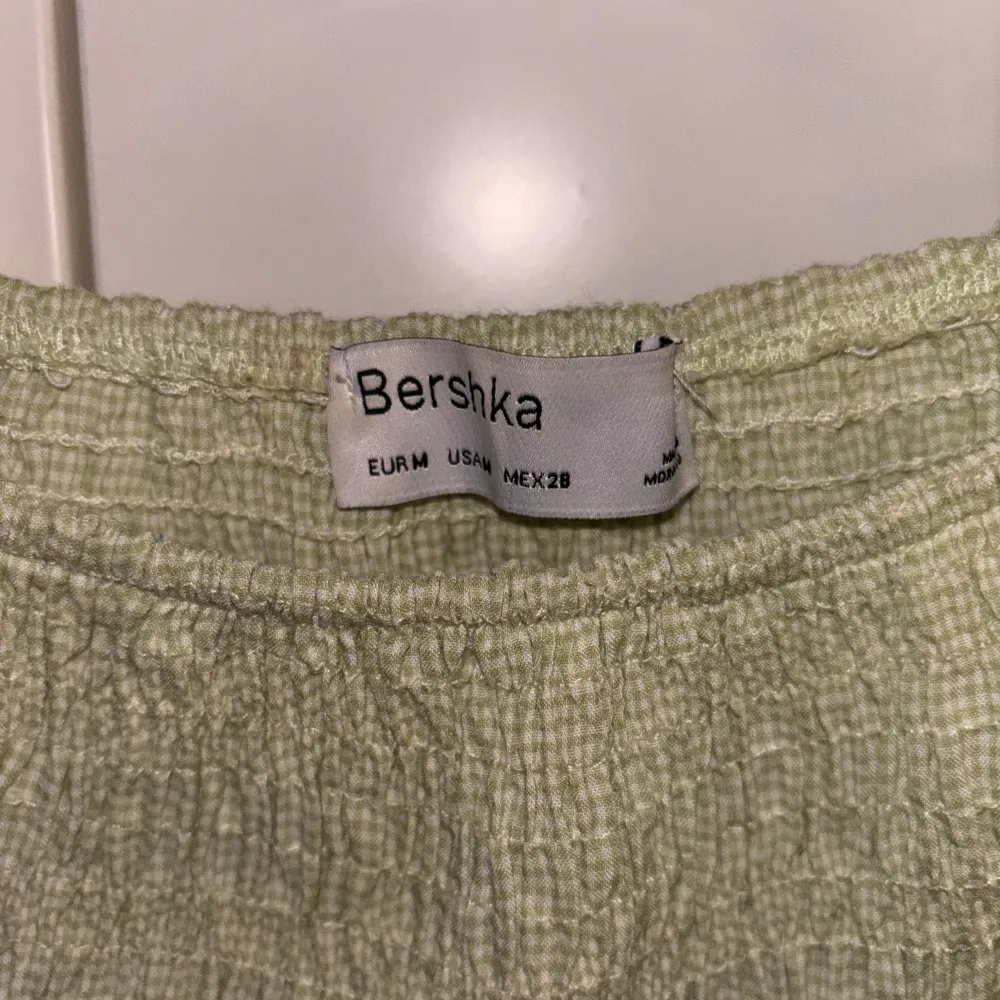 Säljer en superfin grön kjol från Bershka. Den har en härlig textur och är perfekt för både vardag och fest. Kjolen är i ett mjukt material och har en bekväm passform. Perfekt för vår och sommar! Aldrig använt. Kjolar.