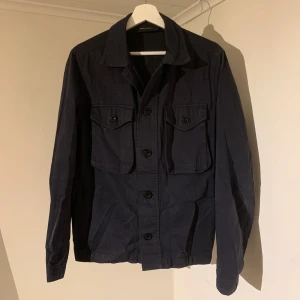 Overshirt - Peak Performance  - Säljer denna sjukt snygga Overshirten från Peak Performance⭐️ Materialet och passformen på denna pärla är sjukt najs🙌 Overshirten är som ny och har inga defekter alls✅ Storleken är S och färgen mörkblå🍁 Tveka inte på att höra av er vid frågor eller funderingar🙌