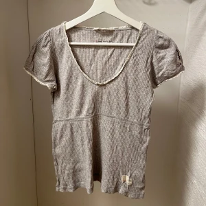 Topp från odd molly - Jättefin topp från Odd Molly i fin kvalite, nästan aldrig använd. Storlek 0 och passar mig som S/M i toppar💕