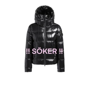 ! SÖKER !  Svara gärna snabbt🫶🏻 - Söker en svart jacka från Khujo i modellen pari i helst svart eftersom att den är slutsåld överallt. Tveka inte att höra av dig snabbt. Jag kan tänka mig betala max 1 800🩷🩷