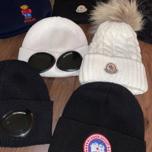 Mössor  - Säljer en hel del mössor, hör av er om ni har några frågor. 