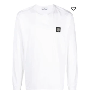 Vit långärmad tröja från Stone Island - Säljer en stilren vit långärmad tröja från Stone Island. Tröjan har använts ett fåtal gånger, men skicket är som nytt! Tröjan har en klassisk passform och är prydd med det ikoniska märket på bröstet. Perfekt för en avslappnad men ändå snygg look. Passar till alla tillfällen! 