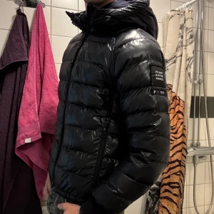 Peak Performance Vinter Jacka Herr - Skick 9/10 Inklpt förr förra vintern, riktigt skön jacka att traska runt i på vintern, nypris 3200kr
