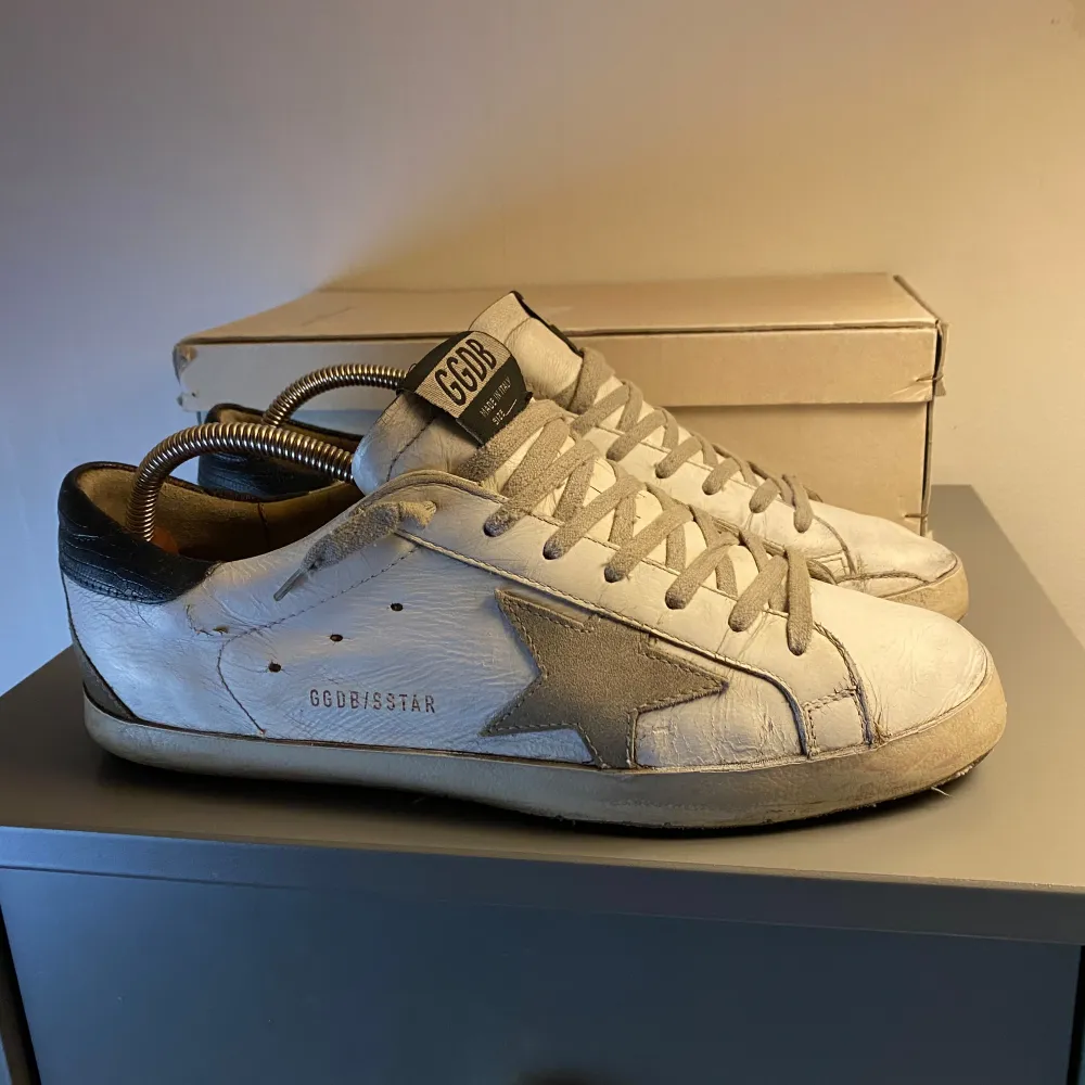 Ett par golden goose i okej skick. Kommer endast med box och de är i storlek 43. Skadorna är en del av golden goose designen. Priset kan diskuteras vid snabb affär, tveka inte på att skriva vid frågor eller funderingar . Skor.