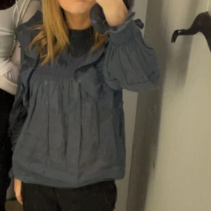 Blå blus från Neo Noir - Säljer en superfin blå blus från Neo Noir. Den har långa ärmar med volangdetaljer och en luftig passform. Perfekt för både vardag och fest! 💙Nypris ligger på 749🙏🏻
