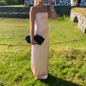 Balklänning  - klänningen är som ny och ger en väldigt fin figur. Hon på bilden är 165 (lånade bilder)💞