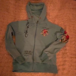 Ed Hardy zipup  - En sjukt cool ed Hardy zipup som ja köpte för cirka ett år sedan! Den är väl använd men de flesta av rhinestonesen är fof kvar! Storlek är s-m💓