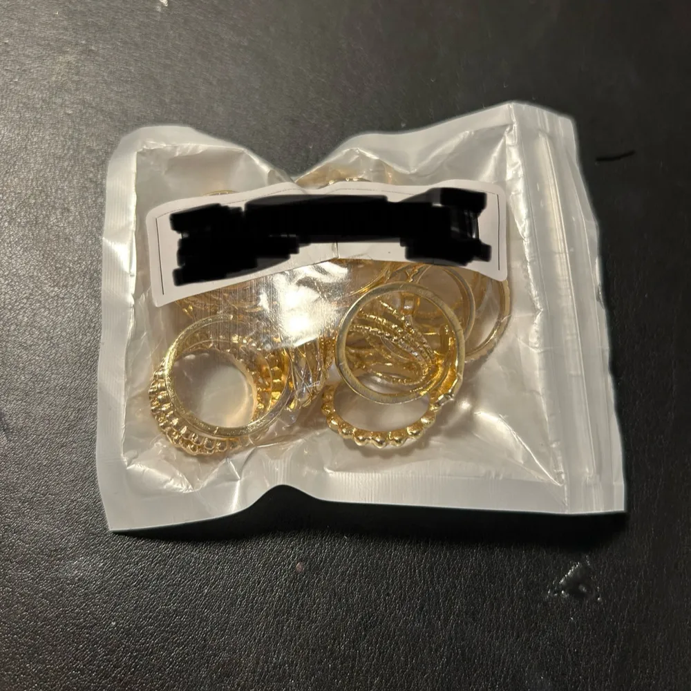 Aldrig använda. Såå snygga men för stora för mina fingrar. Var bara några få som passade. (Jag har smala fingrar). Asusteet.