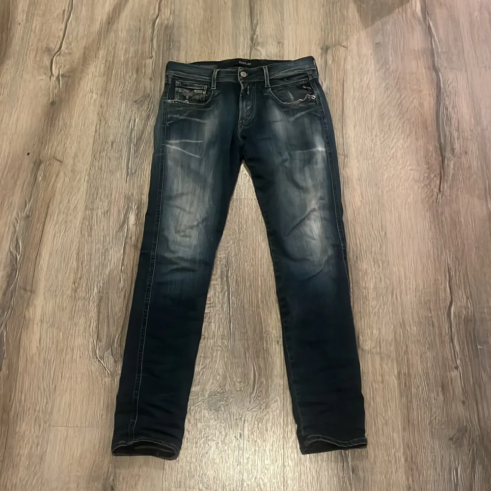 Replay anbass hyperflex jeans i mycket bra skick inga tecken på användning . Nypris 1800. Skriv om ni har frågor.. Jeans & Byxor.