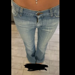 Blå jeans från Wrangler - Säljer ett par snygga blå jeans från Wrangler i väldigt bra skick. De har en klassisk bootcut-stil och är perfekta för både vardag och fest. Jeansen har en lågmidjad passform och är tillverkade i slitstarkt denim. (Köpta här från plick men var tyvärr för stora💗💗) 