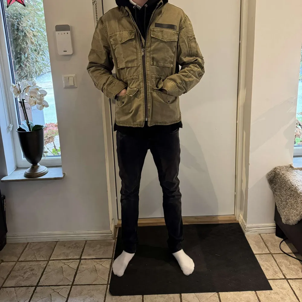 Zadig & Voltaire Field Jacket | Extremt snygg militärgrön fieldjacka, passar alla! | Skick 10/10, HELT NY - med tags! | Storlek S, passar 175-183cm, modellen är 183cm | Tags medföljer | Priset är alltid diskuterbart vid snabb affär! | Nypris 5000kr | Du får mer än gärna höra av dig vid minsta möjliga fråga eller fundering så svarar vi med glädje! |  / GardeGrisch - Registrerat företag🙌🏻 . Jackor.