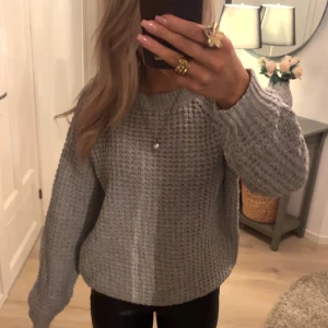 Grå stickad tröja från 157 - Mysig grå stickad tröja från 157 i storlek S. Ett måste i garderoben för höst och vinter!🍂🍂🍂