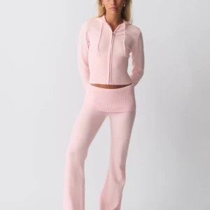 Rosa ribbad kofta - Säljer denna trendiga rosa ribbade hoodien med dragkedja och huva. Den är en del av ett set men funkar att ha till alla typer av byxor. Den är helt oanvänd och ursprungspriset är 399 men säljer för 200🩷 Det är bara att skriva om du har frågor! 