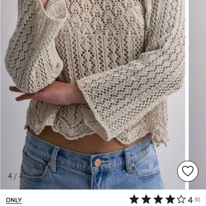 Beige stickad tröja från ONLY - Säljer en superfin beige stickad tröja från ONLY. Den har ett vackert spetsmönster och är lite croppad med långa ärmar. Perfekt för vår och sommar när du vill ha något lätt och luftigt. Passar både till jeans och kjol för en avslappnad look.