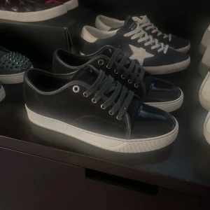 Lanvin uk 6 - Skorna är i topp skick, förutom en liten repa på vänstra toecapen utöver det är skorna som inprinsis som nya. Storleken är uk 6 vilket passar 41-42 då lanvin är stora i storleken. Endast skorna tillkommer.