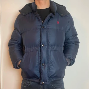 Polo Ralph lauern jacka  - Hej! Säljer nu denna brutalt snygga polo Ralph lauern jacka. Jackan har en liten defekt, Modellen är 186 och väger 70kg. Hör av dig vid frågor. L 