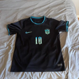 Neymar fotbollströja - Riktigt snygg neymar tröja. Den är sällsynt och jag köpte den i Rio. Hör av dig vid frågor och funderingar😁