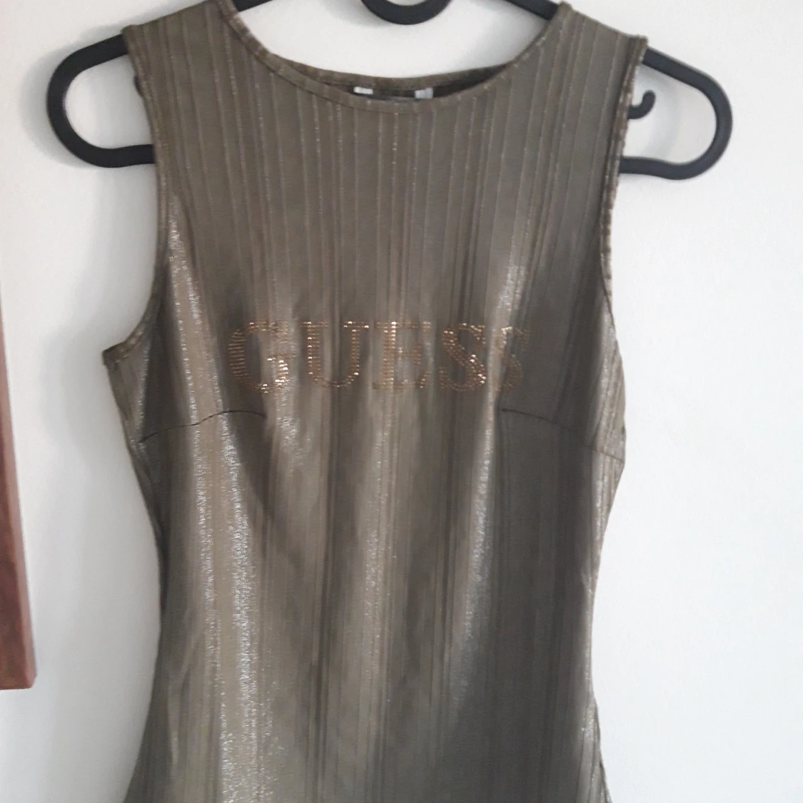 Glittrig topp från Guess