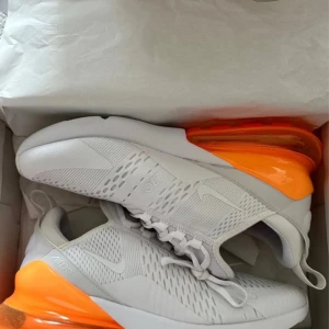 Nike Air Max 270 i vitt och orange - Säljer ett par nya Nike Air Max 270, Köpta på Nike sidan. Storlek US11 EU45