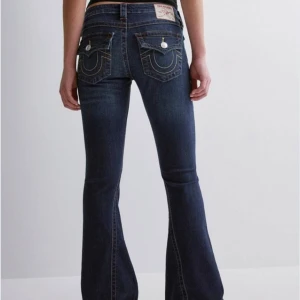 Mörkblå jeans från True Religion - Såå snygga mörkblå jeans från True Religion i modellen Joey Low Rise Flare. De är lågmidjade och sitter så snyggt på och passar till allting!🩷Nypris är 1299kr. Säljer direkt för 850kr. Kom med prisförslag!
