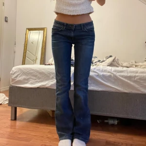 Jeans  - Lågmidjade bootcut jeans!! Så snygga, midjemått 39, innerbenslängd 85😘😘