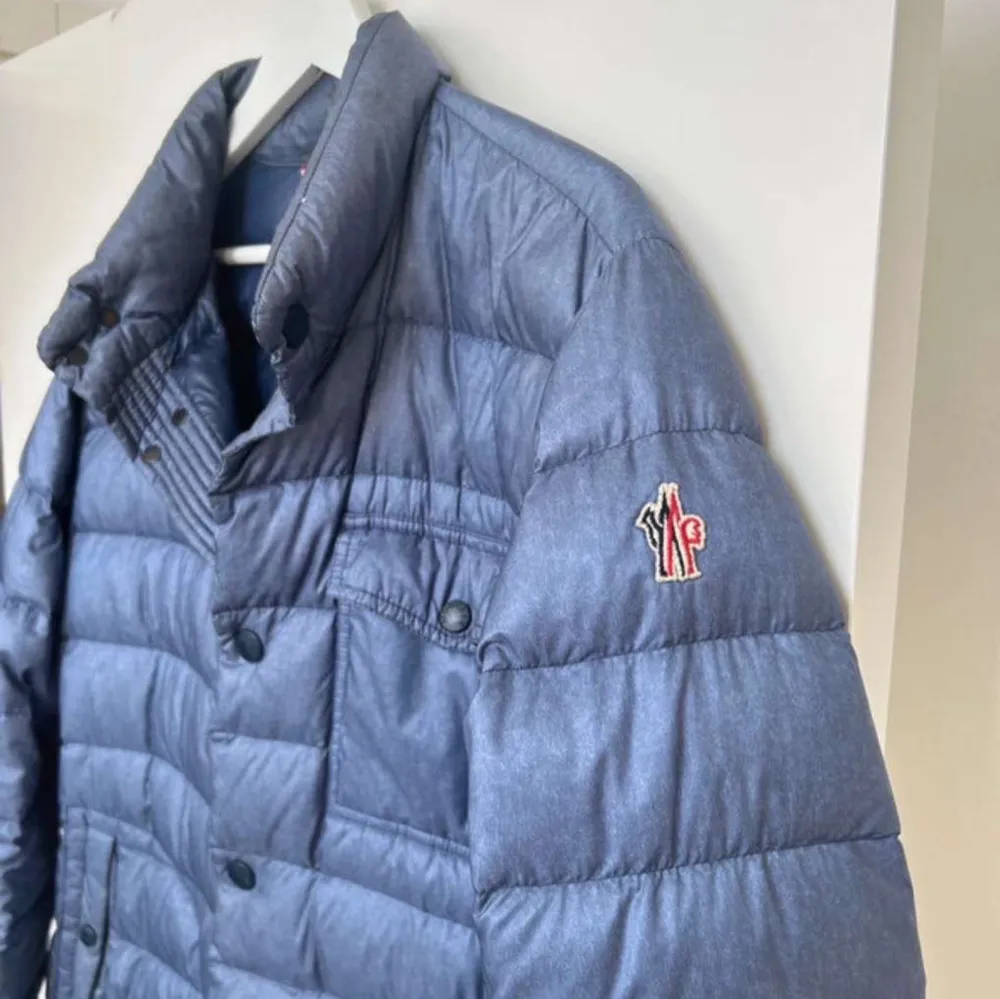 Säljer en snygg blå dunjacka från Moncler i mycket bra skick. Perfekt för höst och vinter, håller dig varm och stilren. Den är i monclers storlek 3 och passar S-M, Vårt pris 1999kr✅ fraktar inom 24h📦✅. Jackor.