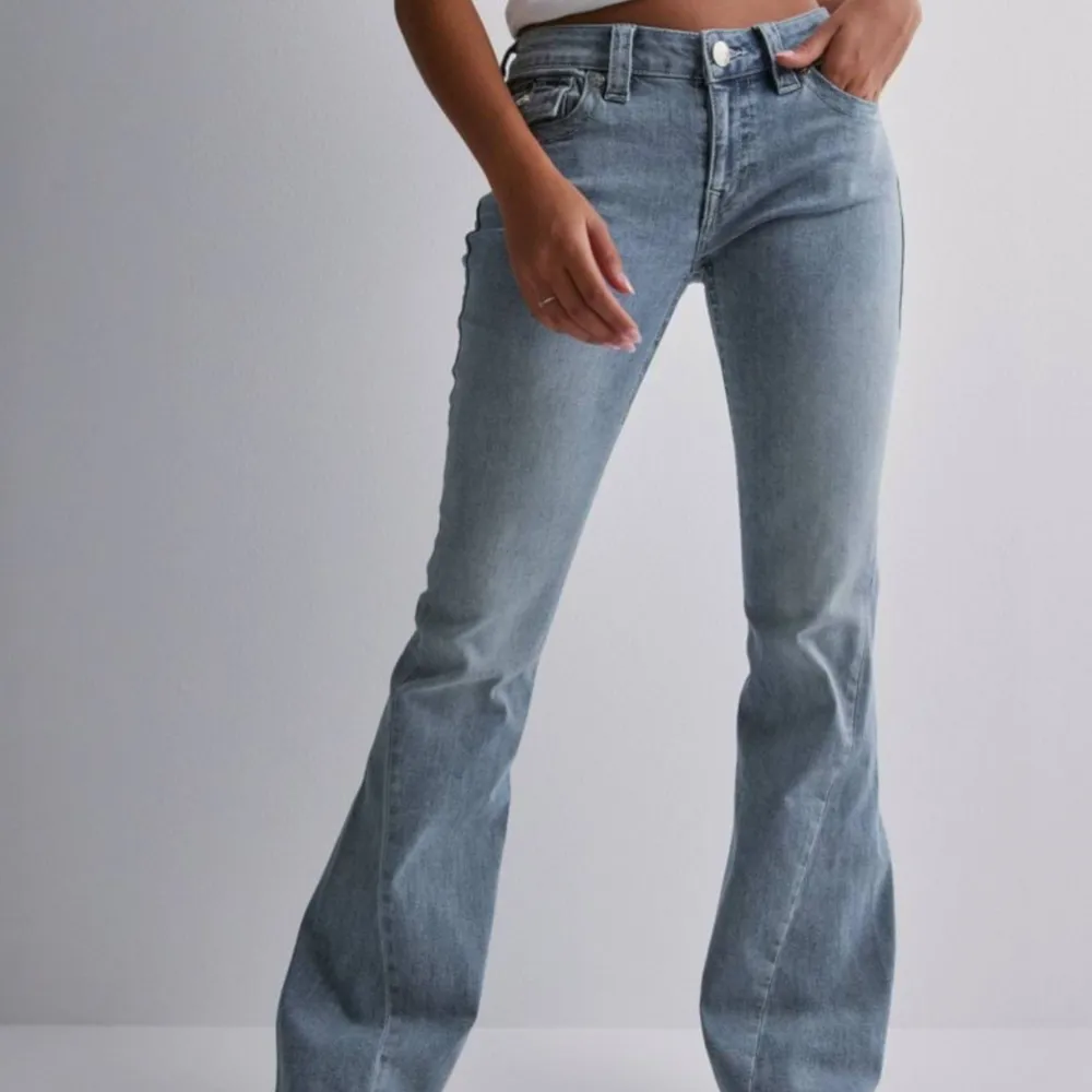 Lågmidjade jeans från true religion. Dem är i jättebra skick då dem endast är använda en gång. Säljer då dem är för stora på mig.. Jeans & Byxor.